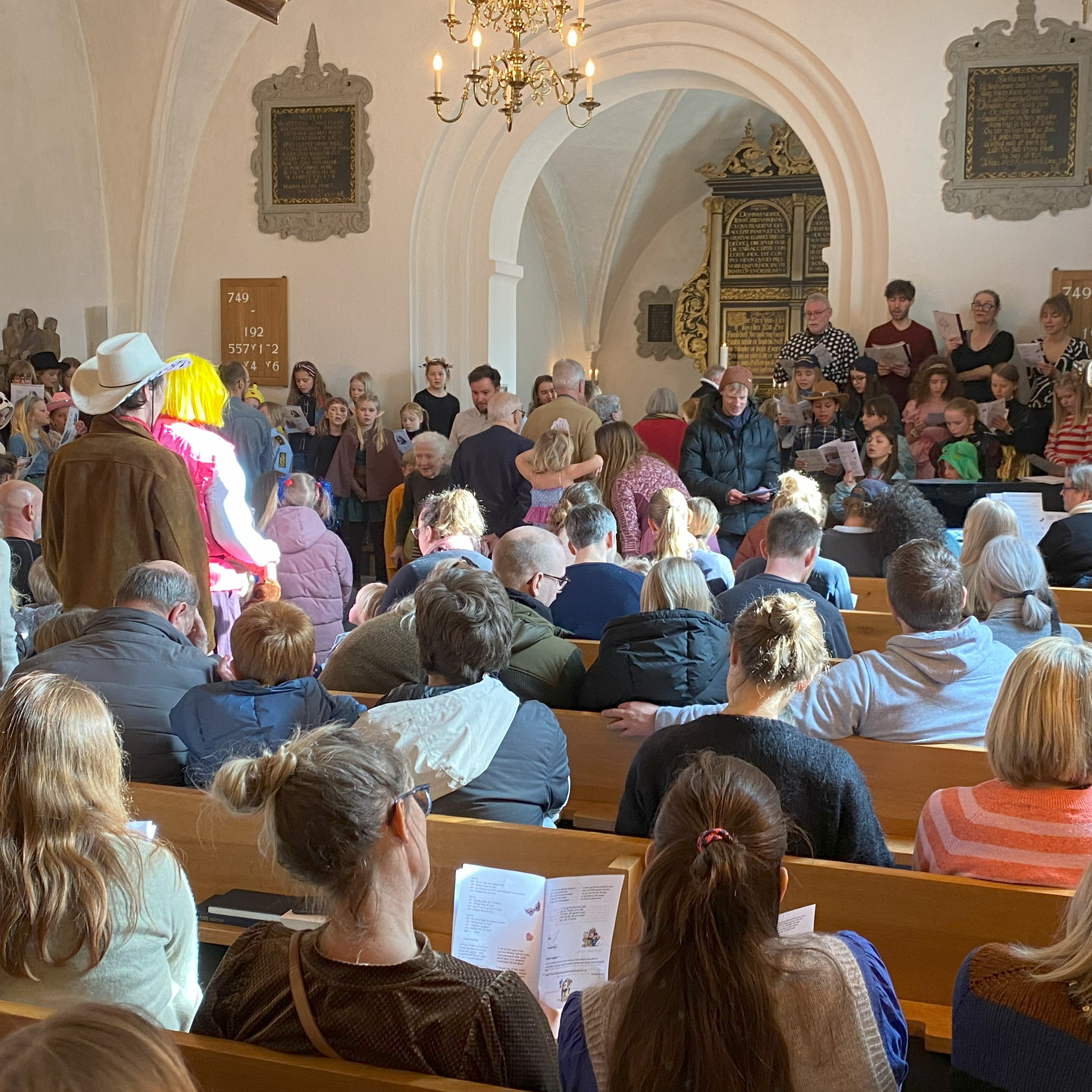 Fastelavnstønde med kølle og krone