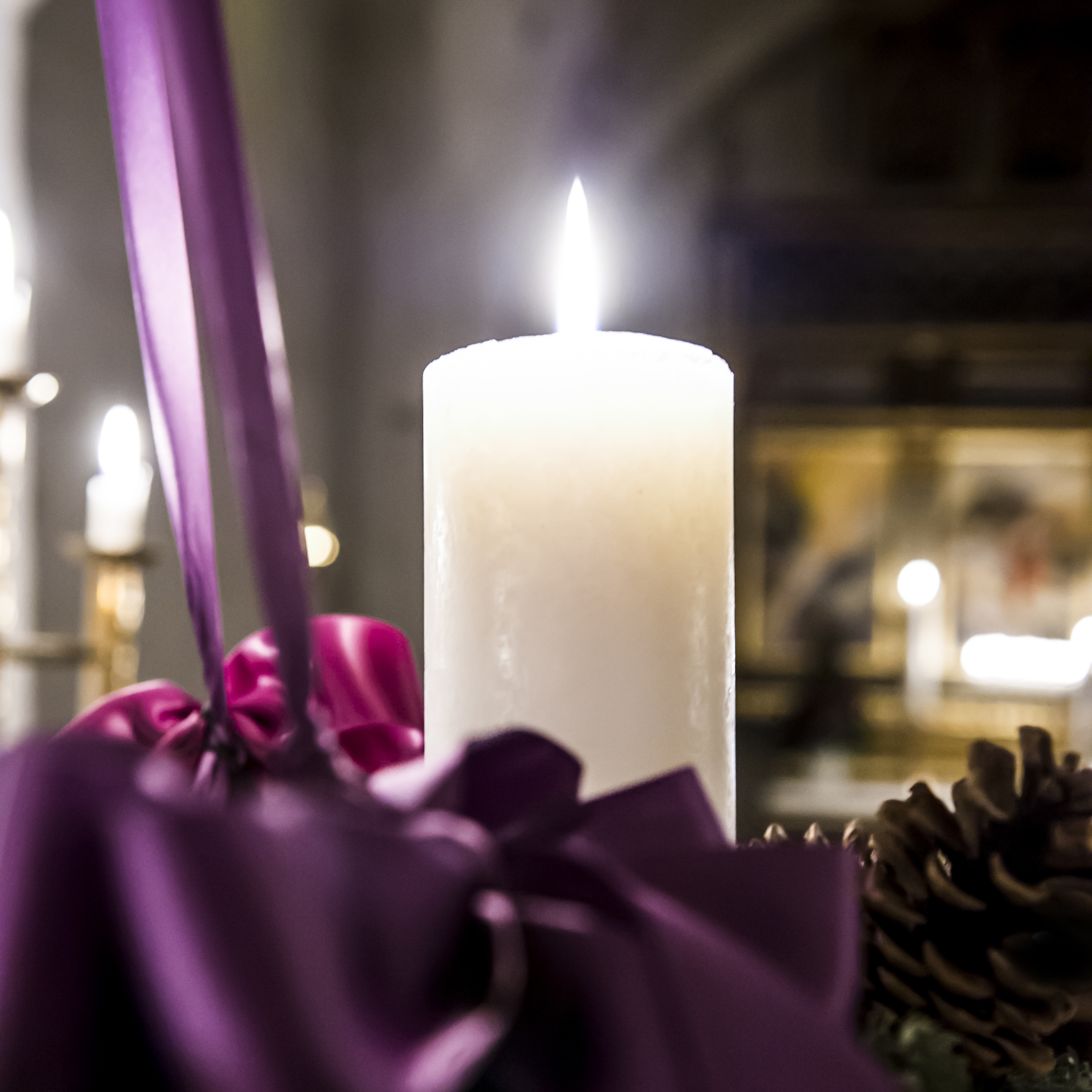 Tændt lys i adventskrans