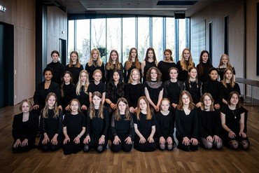 Hele Pigekoret opstillet i salen i Sognehuset