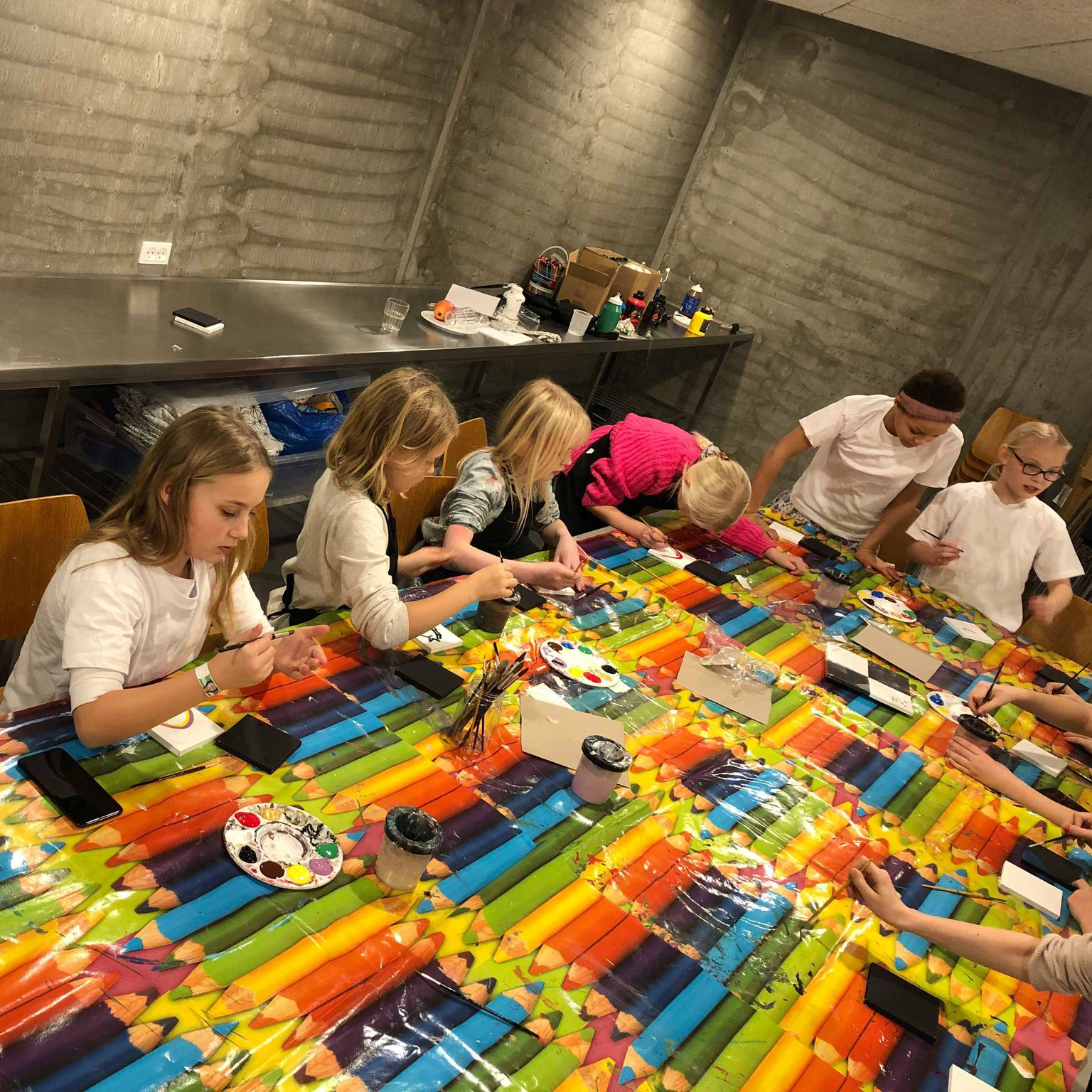 Kirkemus (Brønshøj Kirkes minikonfirmander) laver krea-aktiviteter. 