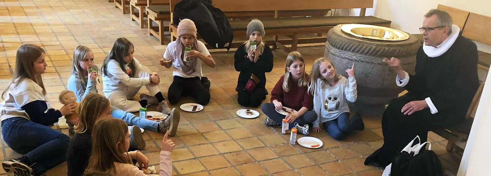 Præst Peter Nejsum med minikonfirmander i Brønshøj Kirke