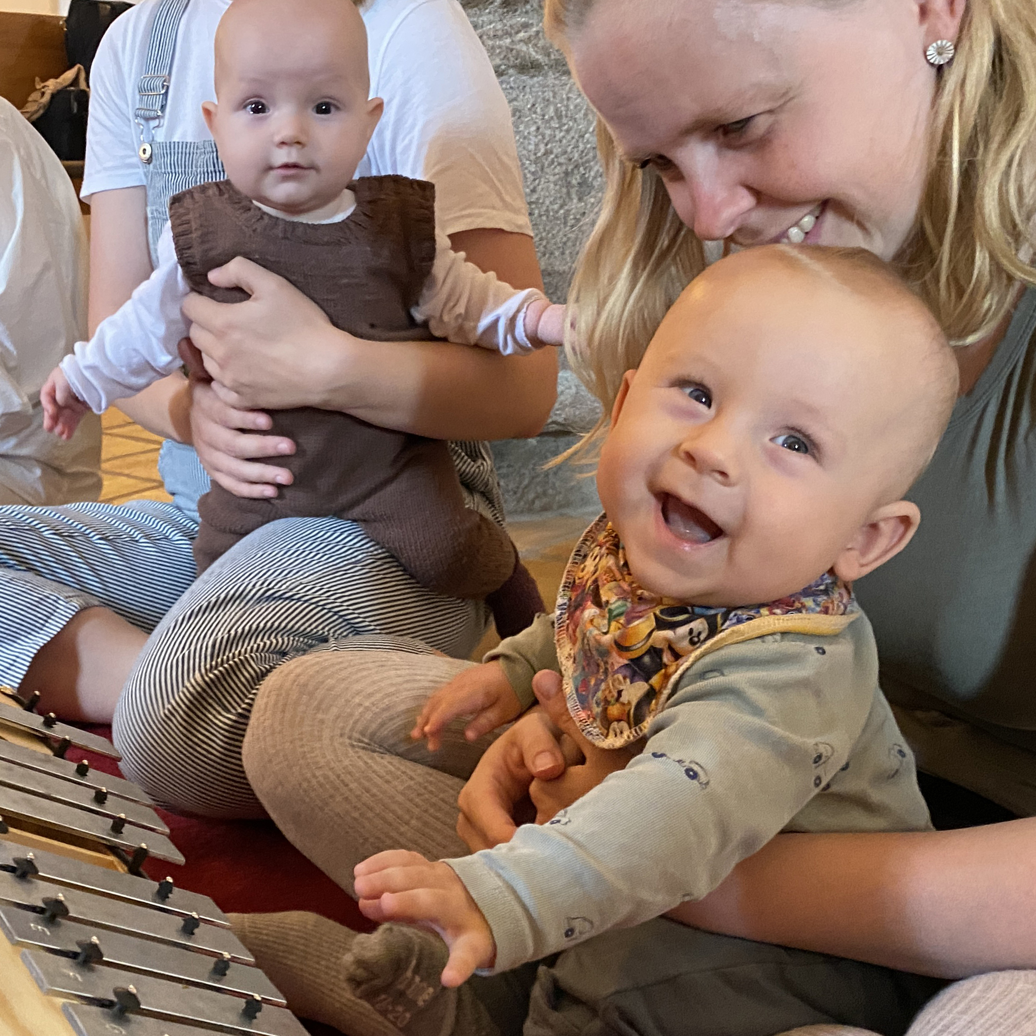 Lille dreng jubler over xylofon til babysalmesang