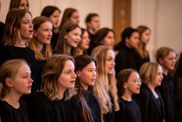 Pigekoret ved Brønshøj Kirke synger