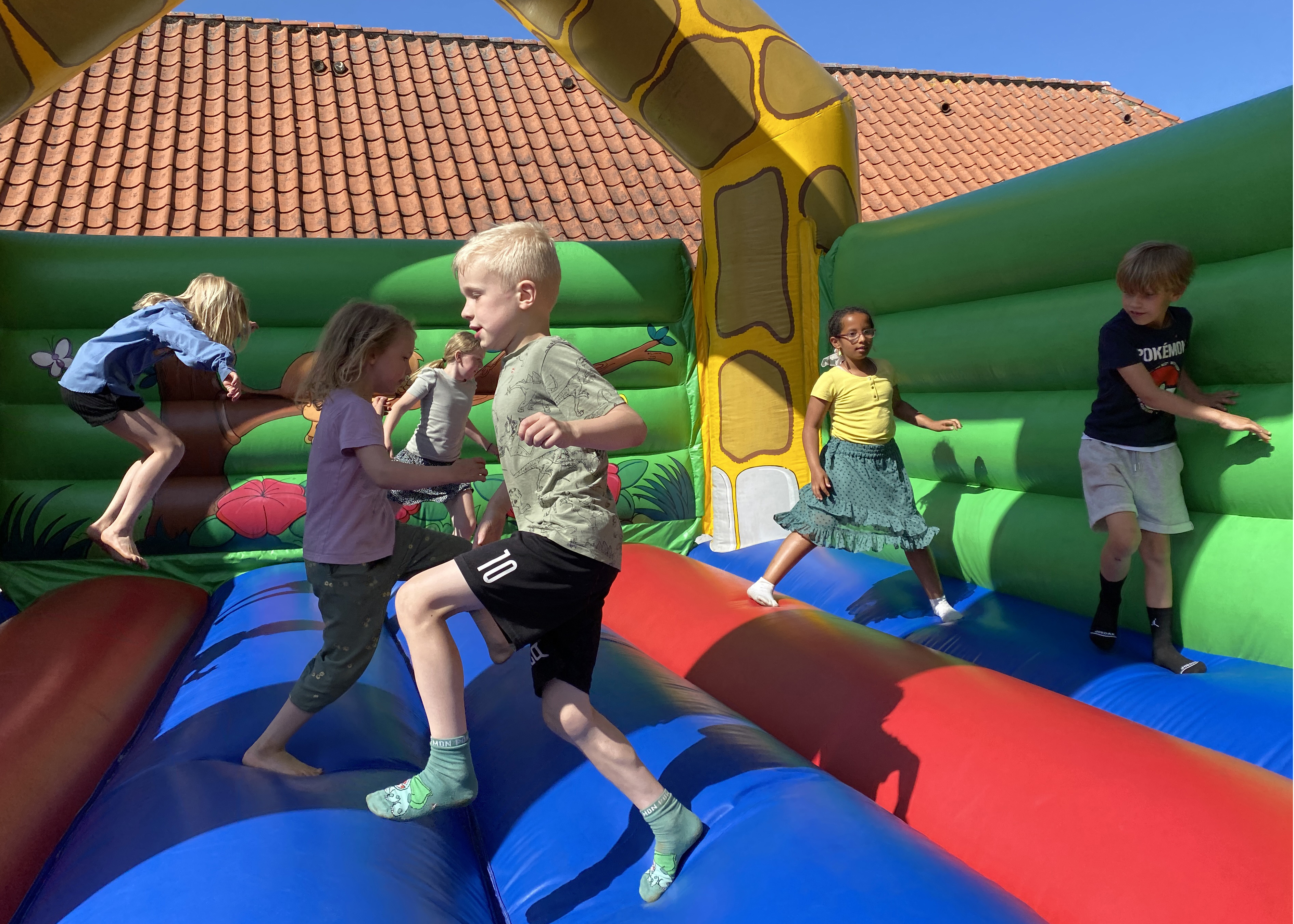 Børn hoppe i hoppeborg ved Sommerfesten