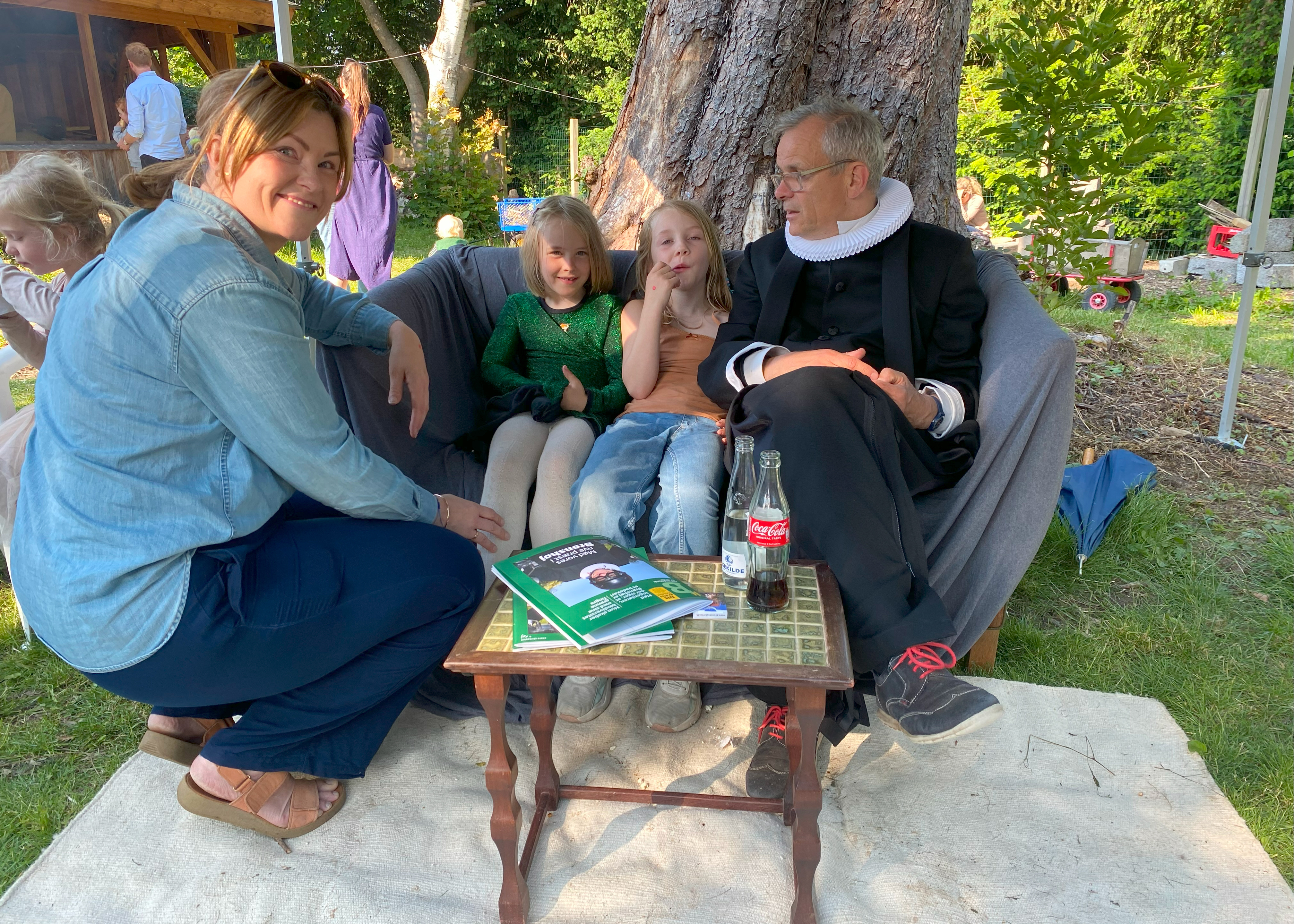 Præst og børn i samtalesofaen ved Sommerfesten