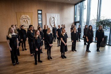 Hele Pigekoret opstillet i salen i Sognehuset