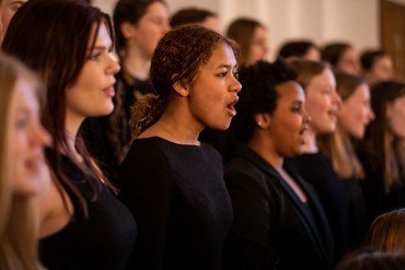 Pigekoret ved Brønshøj Kirke synger