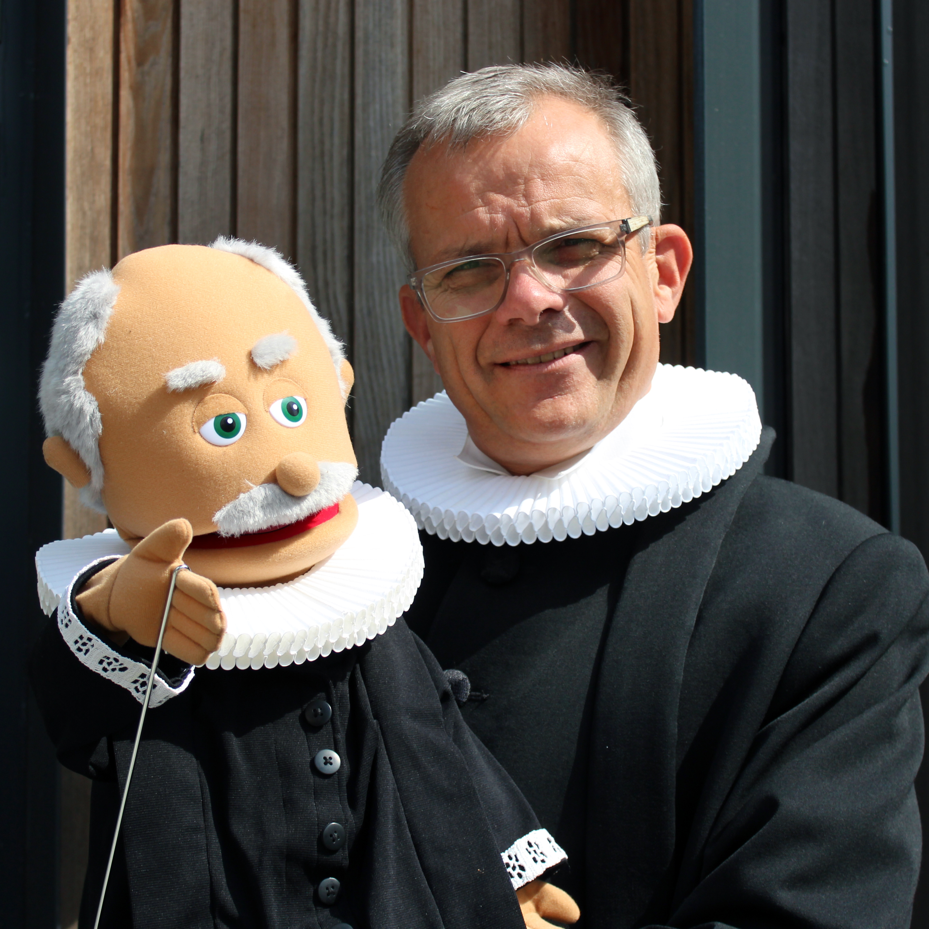Præst Peter Nejsum med bugtalerdukke