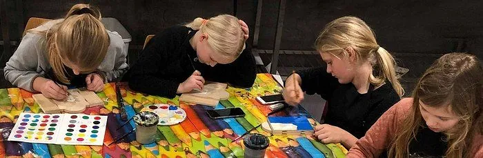 Piger maler med vandfarver til Kirkemus i Brønshøj Kirke