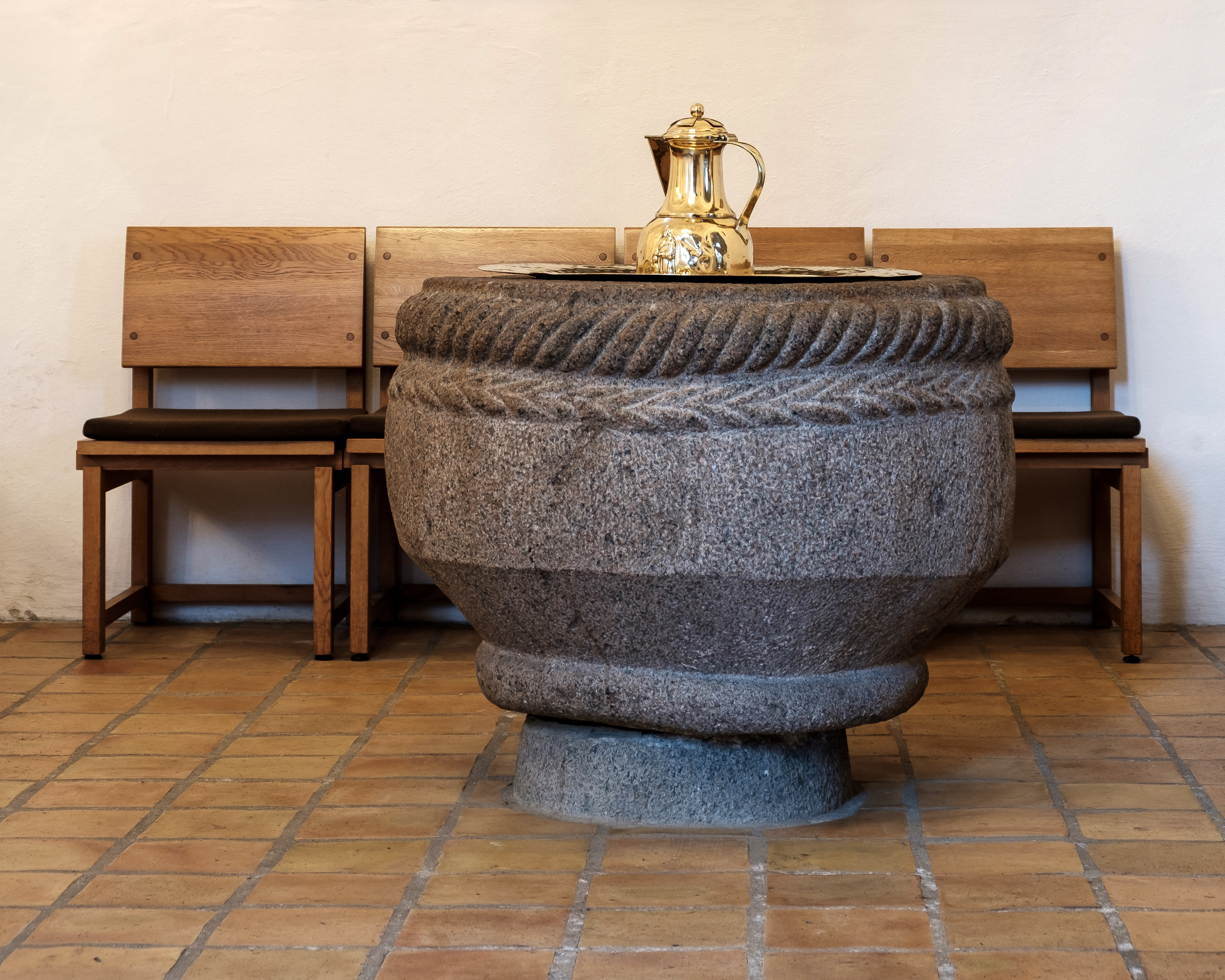 Døbefonten i Brønshøj Kirke, det ældste stykke inventar i kirken.