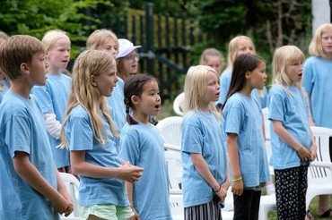 Børnekoret synger i Præstegårdshaven