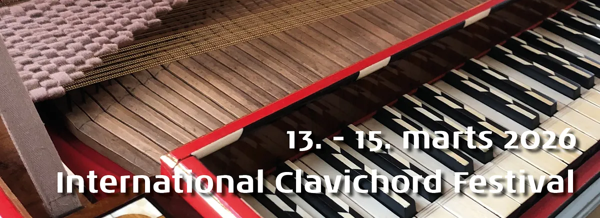 Tastatur og strenge på et rødt clavichord