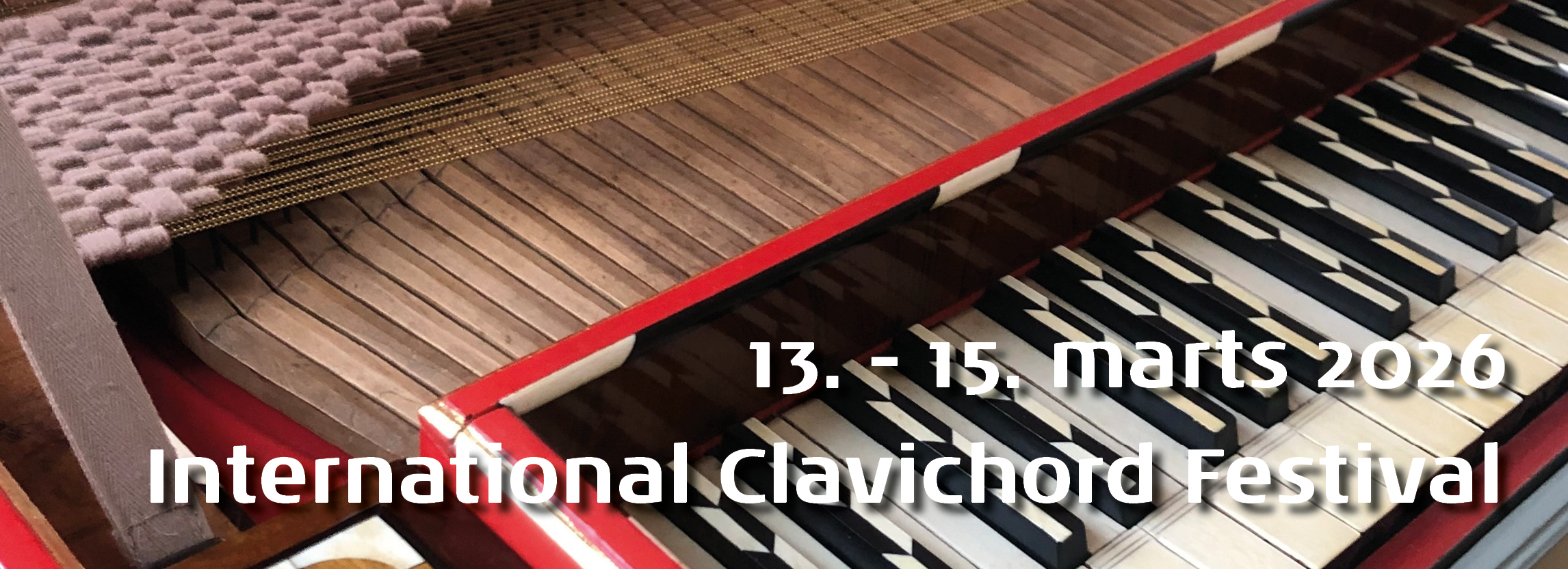 Tastatur og strenge på et rødt clavichord